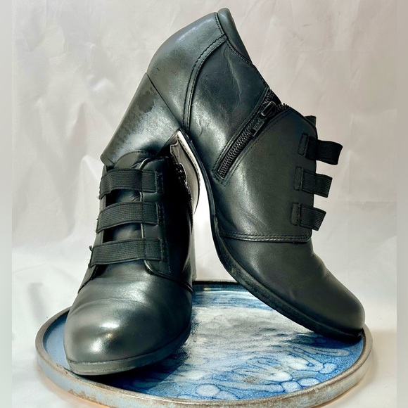 Clarks Women’s Heeled Booties Sz 7.5 - BLACK - Picture 15 of 15